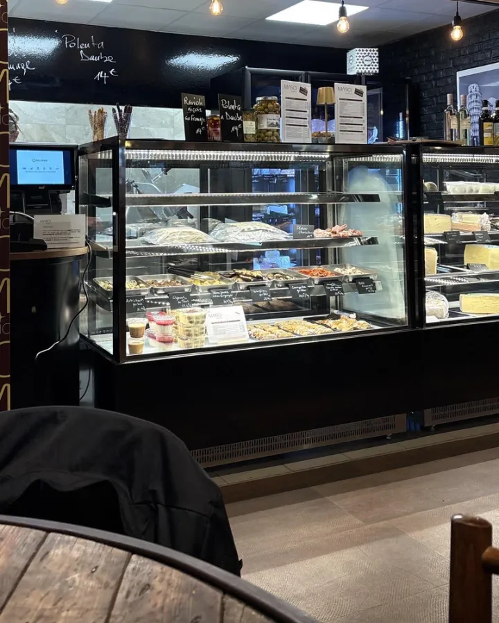 Vitrine de charcuteries et fromages italiens chez MASCI